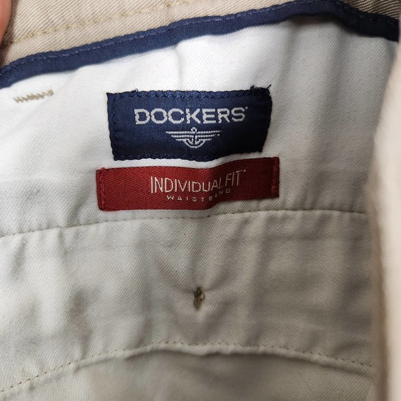 Dockers Pleated Khaki Pants 32 x 32 - Picture 4 of 11